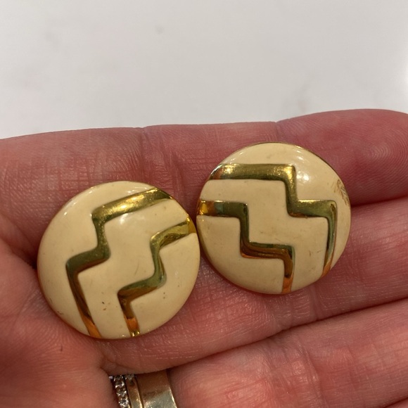 Vintage Monet Gold and Cream Round clip on Earrings - Picture 4 of 7